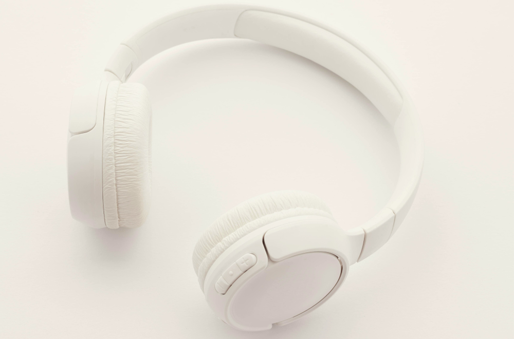 białe słuchawki