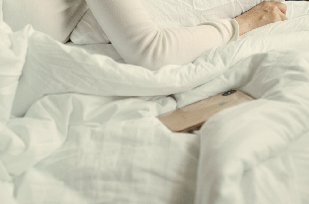 kołdra, osoba leżąca pod kołdrą